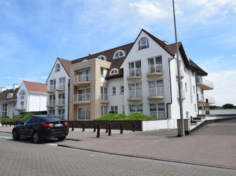 Garage fermé à louer sur un emplacement central au cœur du Zoute. Entrée et sortie spacieuses. Contactez Immo Knokke Real Estate pour programmer une v
