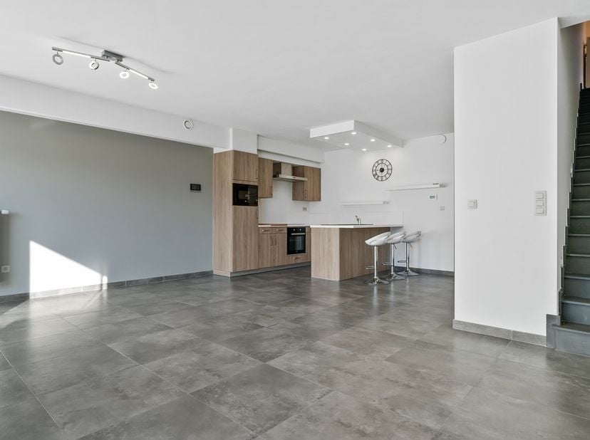 Welkom in deze eigentijdse en instapklare woning aan de Naamsesteenweg 227C in Sint-Truiden. Deze recente woning uit 2018 combineert comfort, ruimte e