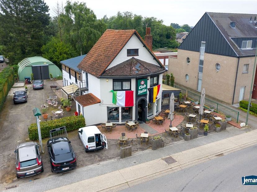 **Te Koop: Commercieel pand met woonruimte en magazijn- Club Italia**&lt;br /&gt;
Wij bieden een uniek handelspand te koop aan, bekend als **Club Italia**.