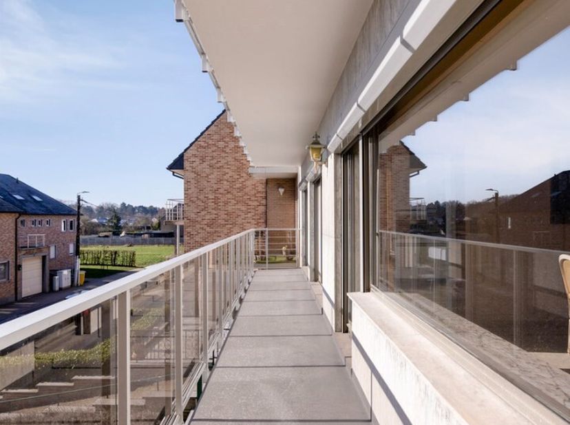 Dans une rue calme de Bierbeek, vous trouverez ce spacieux et bien entretenu appartement d&#039;une superficie habitable de 164 m². Situé au premier étage