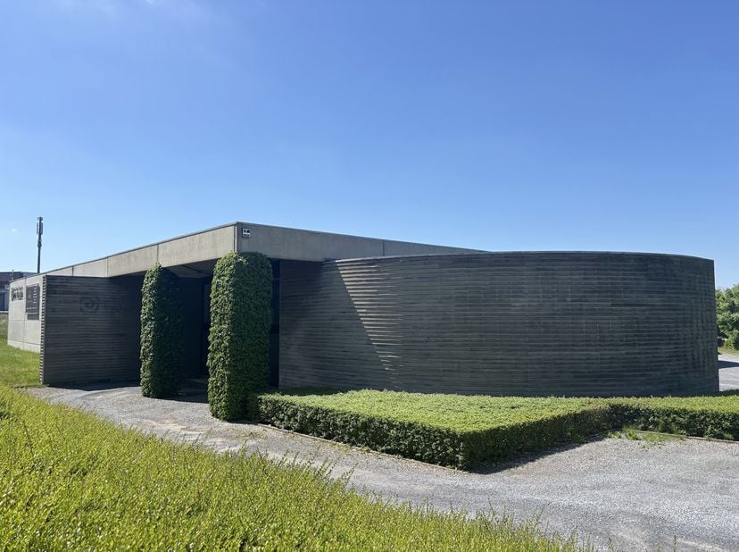 Espace de bureau prêt à l&#039;emploi d&#039;environ 230 m², situé dans un endroit facilement accessible à Deerlijk.&lt;br /&gt;
L&#039;espace dispose d&#039;une mezzanine, de