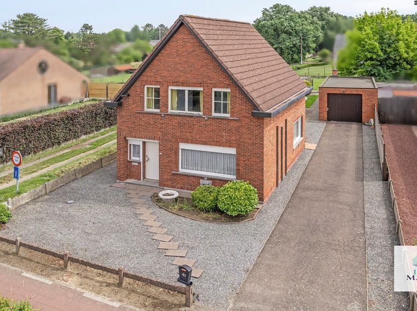 Deze ruime open bebouwing met drie (slaap)kamers, grote vrijstaande garage en diepe Zuidoost tuin kan gaandeweg worden gerenoveerd. De woning heeft ee