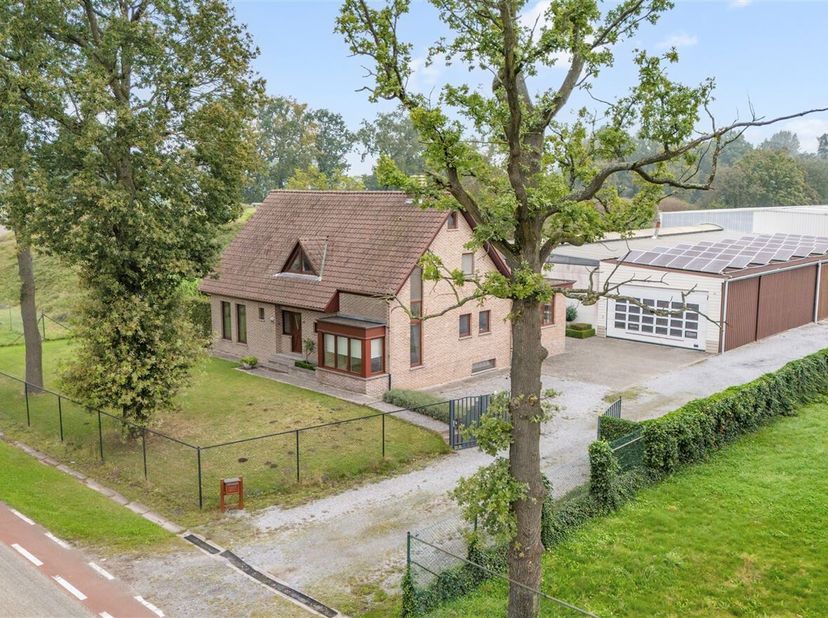 Deze uitnodigende woning betreed je via een ruime inkomhal die toegang biedt tot diverse ruimten op het gelijkvloers en de trappenhal. De hal is voorz