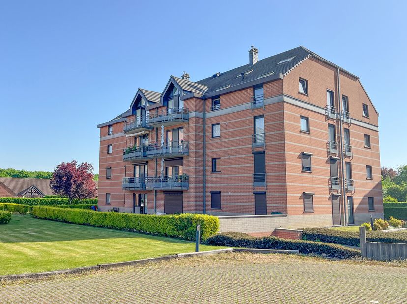 Appartement duplex, spacieux et lumineux, bénéficiant dun emplacement privilégié au cur dAth, à proximité immédiate de toutes les commodités : commerc