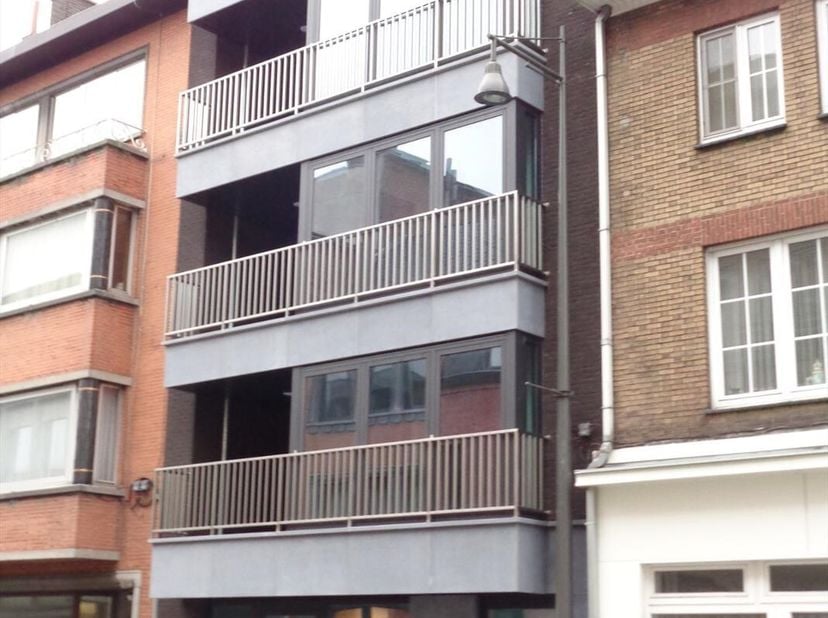 Mooi instapklaar appartement 3 verdieping gelegen op  wandelafstand van het stadscentrum.  Bestaande uit hall, living, met open keuken (kasten, dubbel