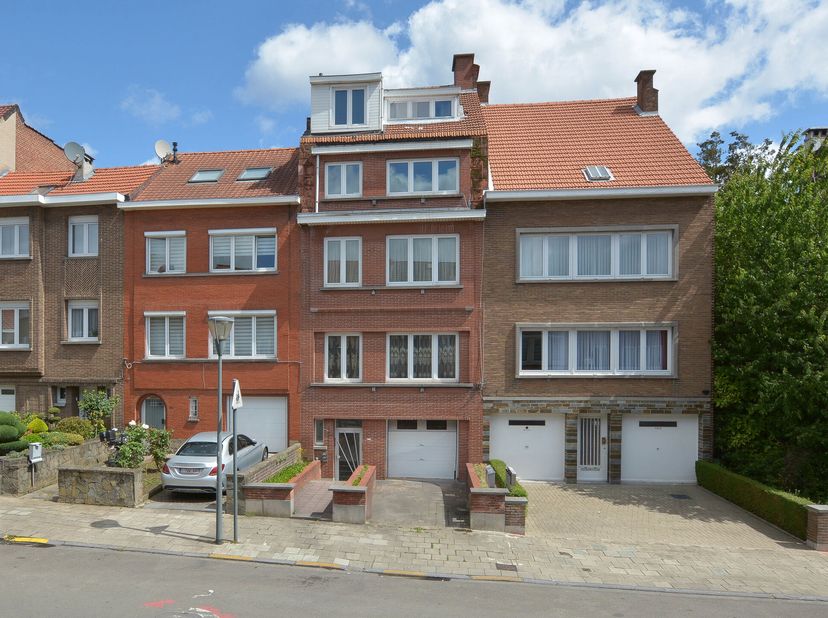 Ontdek dit op te frissen appartement van +/-60 m² (volgens EPC), gelegen op de eerste verdieping van een klein gebouw zonder lift en als volgt samenge