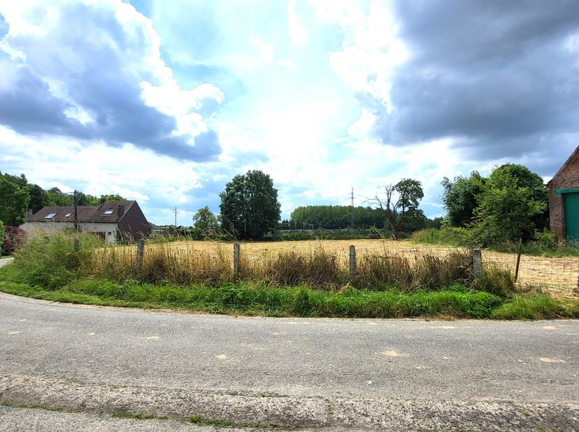 Prachtig stuk bouwgrond voor het bouwen van een open bebouwing op 14a 28ca. Zuidgerichte oriëntatie! Zie bouwvoorschriften.&lt;br /&gt;
Voor meer inlichting