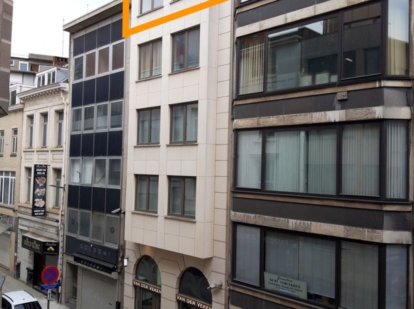 Ce bureau est situé au 5ème étage du bâtiment « Vestingstraat » et est accessible par l&#039;ascenseur sécurisé. La disposition est la suivante : Accès par