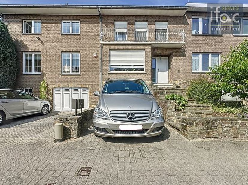 Aangename duplex in het centrum van Tervuren.&lt;br /&gt;
&lt;br /&gt;
Gelijkvloers: inkomhal, apart toilet met wastafel, 23m² woonkamer met sierhaard, volledig i