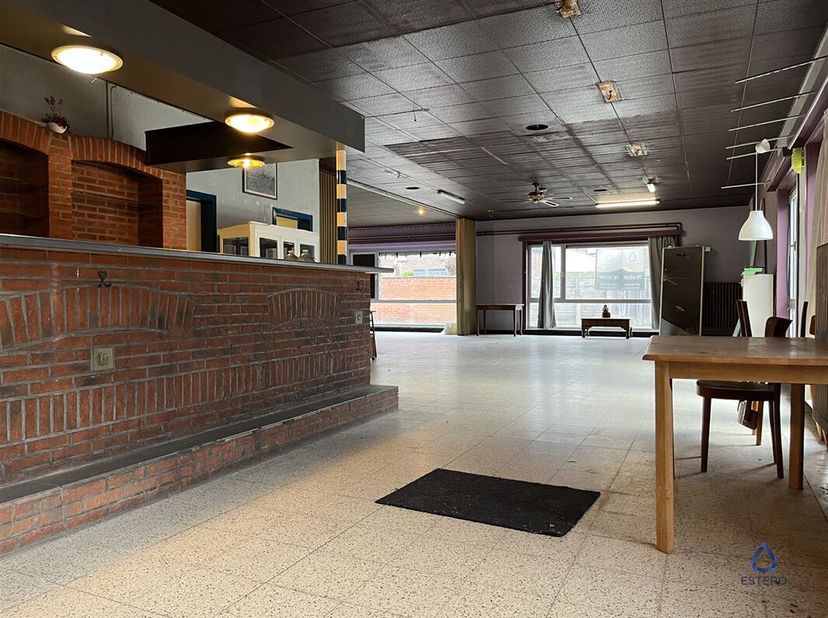 Zeer ruime commerciële ruimte met appartement te koop aan het Groenplein. Deze ruimte werd ooit gebruikt als café, maar leent zich tot heel wat commer