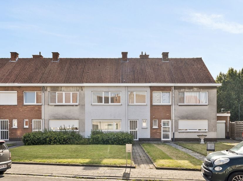 Volledig GERENOVEERDE rijwoning met zonnige tuin in het centrum van Menen. Hoogwaardige afwerking en instapklaar comfort. Indeling: inkomhal met apart
