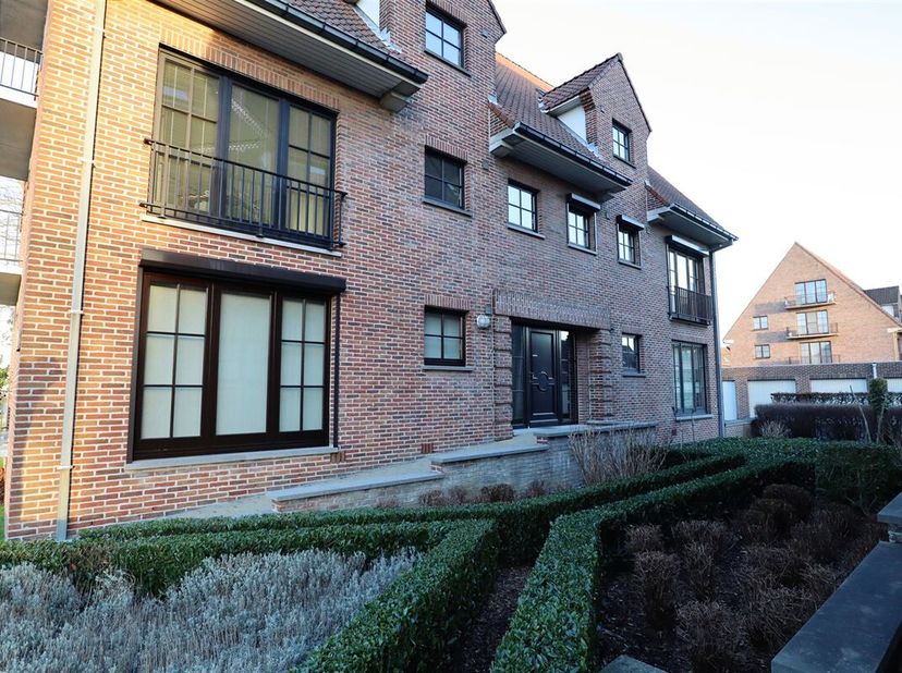 Appartement te huur met 2 slaapkamers. Zeer rustig gelegen met alle winkels in de buurt.&lt;br /&gt;
inkom met vestiaire en gastentoilet. Ruime leef- en eet