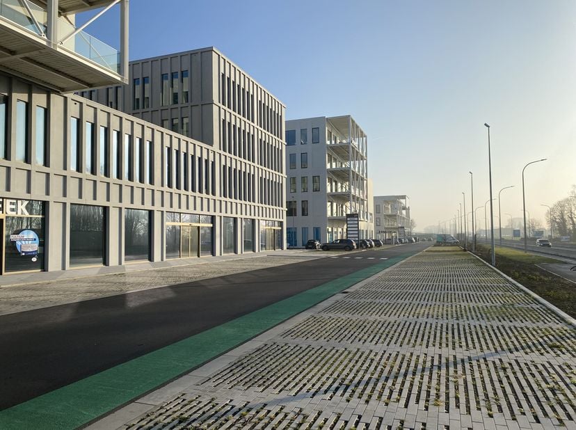 Espace de bureau de nouvelle construction d&#039;une superficie brute de 893 m²+73 m² de terrasse au 4ème étage du projet R. Plaza situé dans un emplacemen