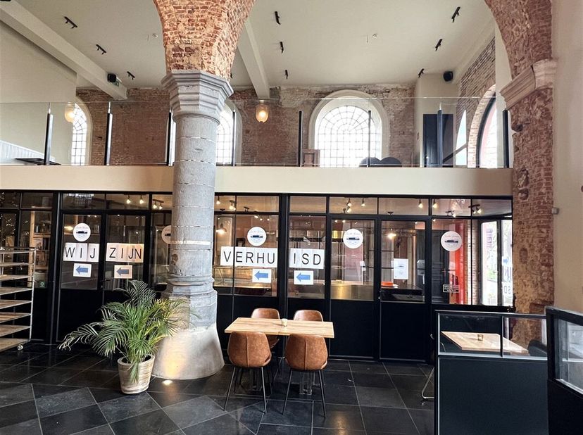 Agréable espace commercial parfaitement décoré et équipé (+/- 42m²) avec extension vers le couloir central du &quot;De Passage&quot; et belle et grande terrasse