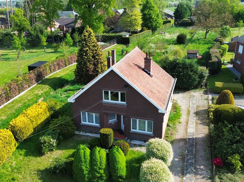 Op zoek naar een renovatiekans op een prachtig perceel met eindeloos potentieel? Deze goed onderhouden woning in Haacht, gelegen op een ruime grond va
