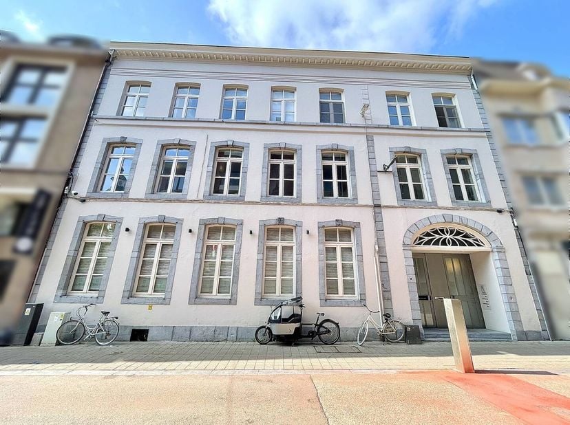 Vous recherchez un appartement unique à louer dans le centre de Hasselt? Cette belle propriété allie un charme authentique à un emplacement de choix.