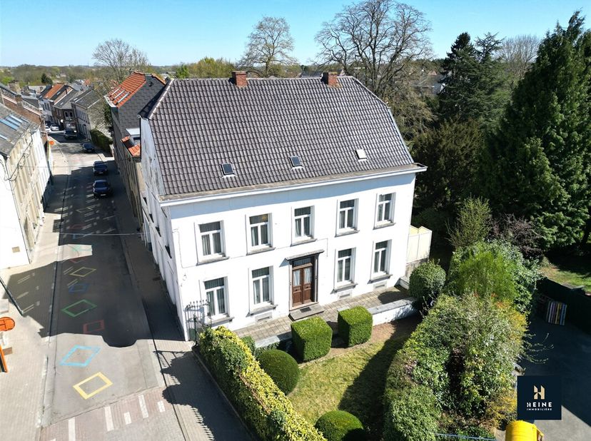 Ideaal gelegen op slechts een paar minuten van de E411, in het hart van Perwez en al zijn voorzieningen, ligt dit prachtige karakteristieke pand op me
