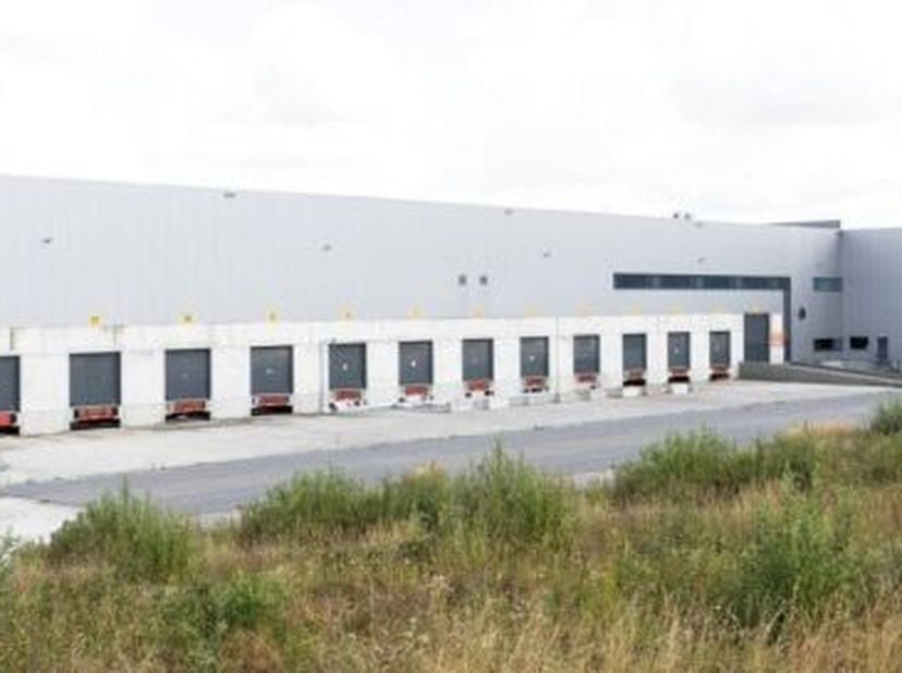 Maar liefst 8.900 m² magazijnoppervlakte, een kantoorruimte van 500 m² en een uitgebreid perceel met ruime parkeermogelijkheden of mogelijkheid tot bu