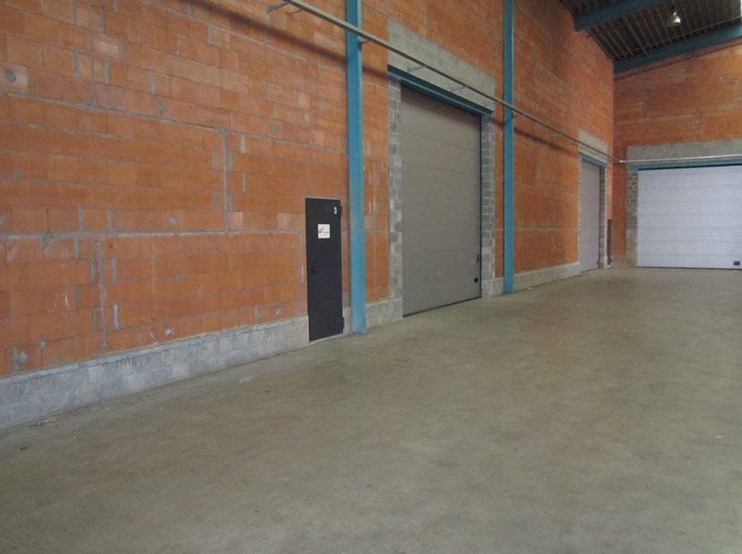 professionele MAGAZIJN - UNITS te HUUR, hoge sectionaalpoort ASSA ABLOY, water, elektriciteit, sanitair blok, 100% veilig en droog, overdekt laden en