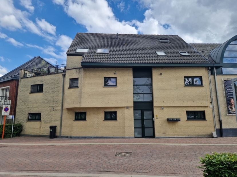 Op zoek naar een comfortabel en centraal gelegen appartement? Dit instapklare appartement, bereikbaar via een trap op de eerste verdieping, bevindt zi