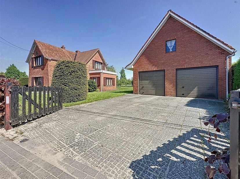 Woning met  bijgebouw (88m²) op breed perceel van 1562m² met zicht op oneindig&lt;br /&gt;
BEZOEK reservatie via SMS 0470/30.20.10&lt;br /&gt;
De locatie omgeven