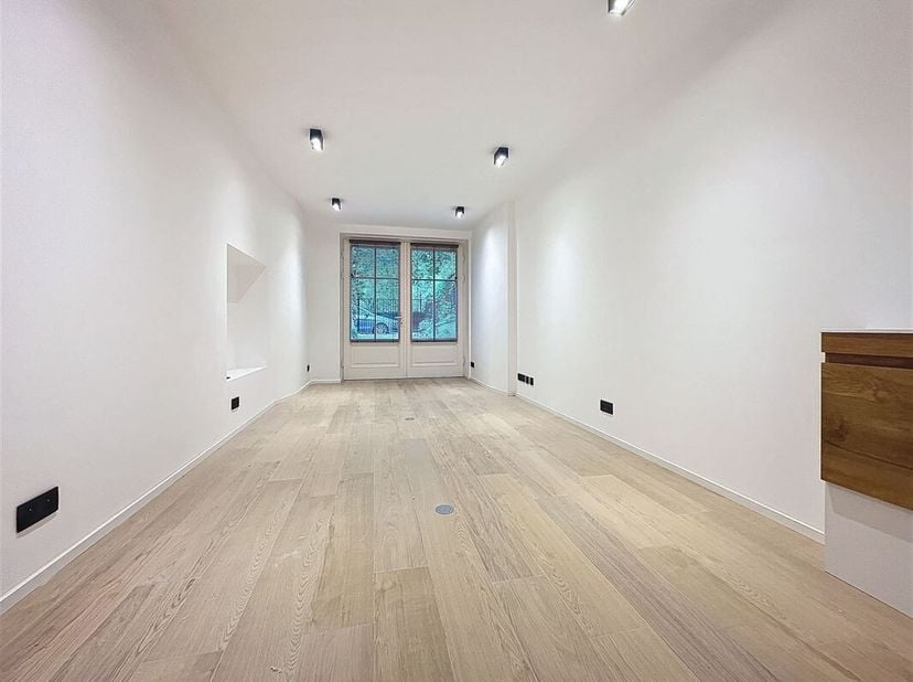 Blvd St-Michel : Proximité Montgomery, Cinquantenaire, Av. de Tervueren : Beau Bureau au R-D-C avant, entièrement rénové de +/-35m². 1ere occupation a