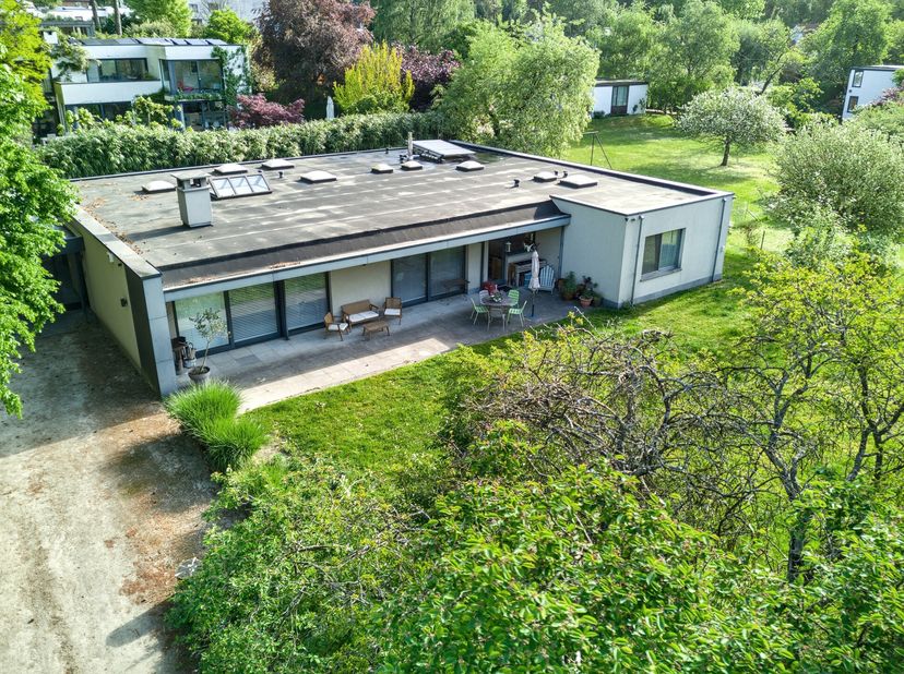 Aan de rand van Ukkel, op de grens met Linkebeek, in een bijzonder groene, landelijke wijk, ligt deze moderne villa in Californische stijl, gebouwd in