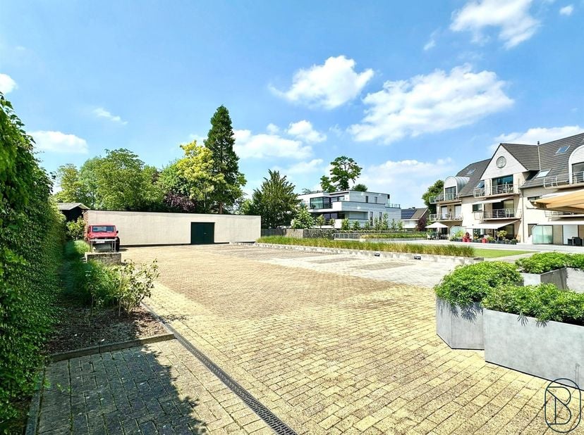 GOED GELEGEN BUITEN-PARKEERPLAATS, dichtbij het CENTRUM van WAREGEM! + 21% btw. Voor meer info: Immo Beguin: 0486/606.600