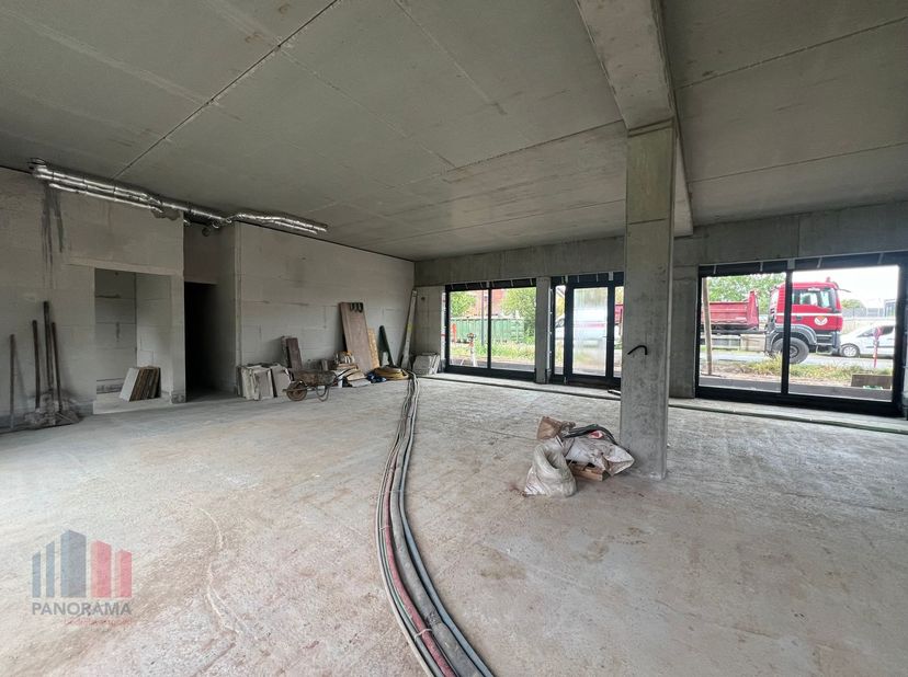 Nieuwbouw handels- of kantoorruimte met een royale oppervlakte van 139 m²  in het dynamische Drongen. Deze strategisch gelegen ruimte biedt enorme vis
