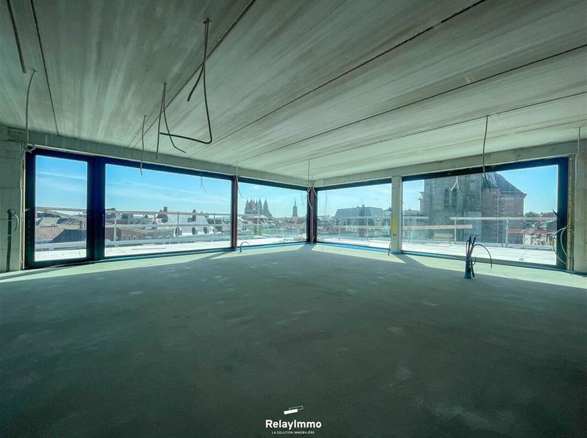 Superbe penthouse de 155,1 m2 situé au dernier étage de la résidence &quot;De Lille&quot; avec trois chambres et terrasse de 108 m2.&lt;br /&gt;
Hall d&#039;entrée avec es