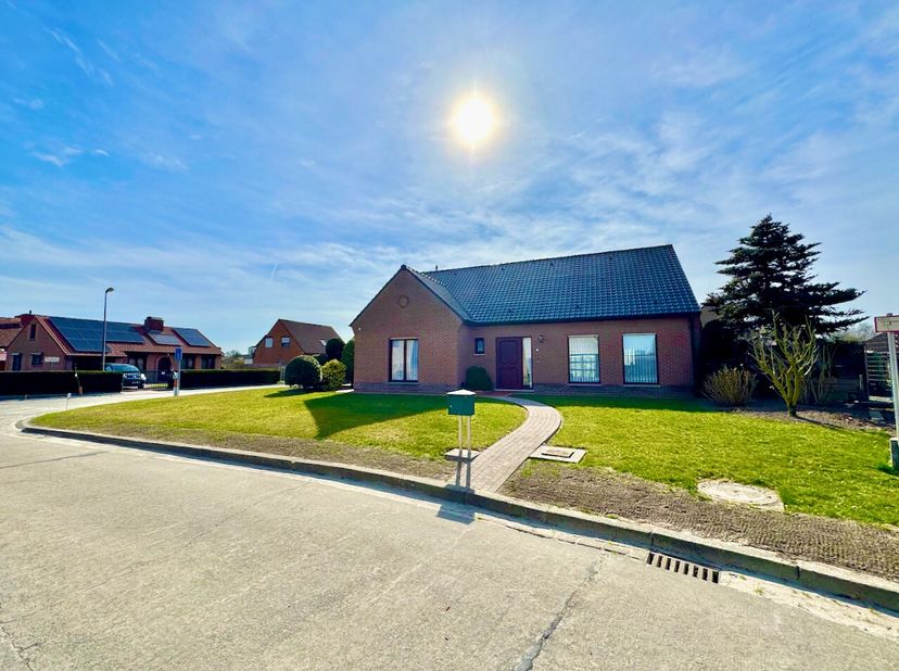 Deze bungalow, te koop van eerste eigenaar, ligt in een zeer rustige doodlopende woonwijk in het centrum van Bassevelde. Zelden komen wij dit soort wo