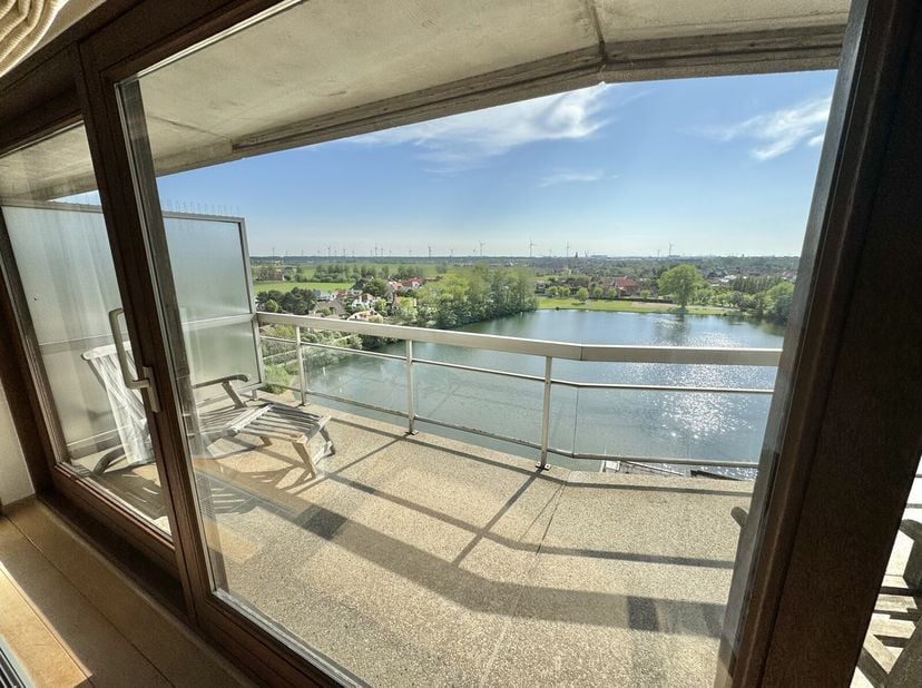 Dans la résidence iconique de Laguna Beach, nous vous proposons cette appartement 2 chambres meublé avec un vue surprenante. Il vous offre un hall den