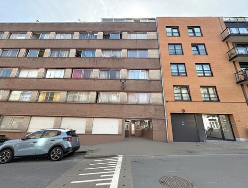                                         Studio avec coin lit à louer à Etterbeek, € 850
