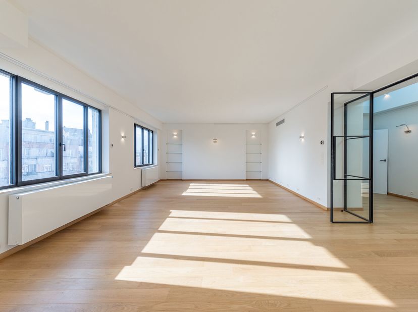 Idéalement situé, entre le Bois de la Cambre et le cimetière d&#039;Ixelles, proche de nombreux commerces, penthouse d&#039;une superficie brute de ± 326 m² ave