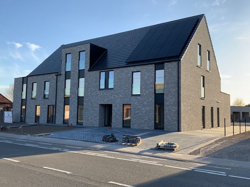 NIEUWBOUW RUIM GELIJKVLOERS APPARTEMENT MET 2 SLAAPKAMERS&lt;br /&gt;
Dit uitzonderlijk ruim (110 m2) en energiezuinige (A+) appartement met hoogwaardige af