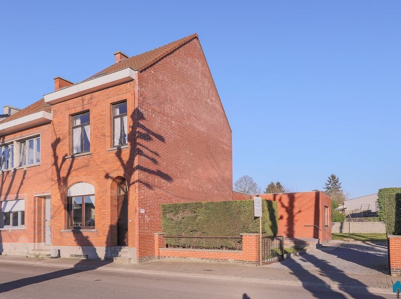 La propriété est située sur un terrain spacieux de 948m² avec de nombreuses possibilités de rafraîchir ce joyau à votre goût et de créer la maison de