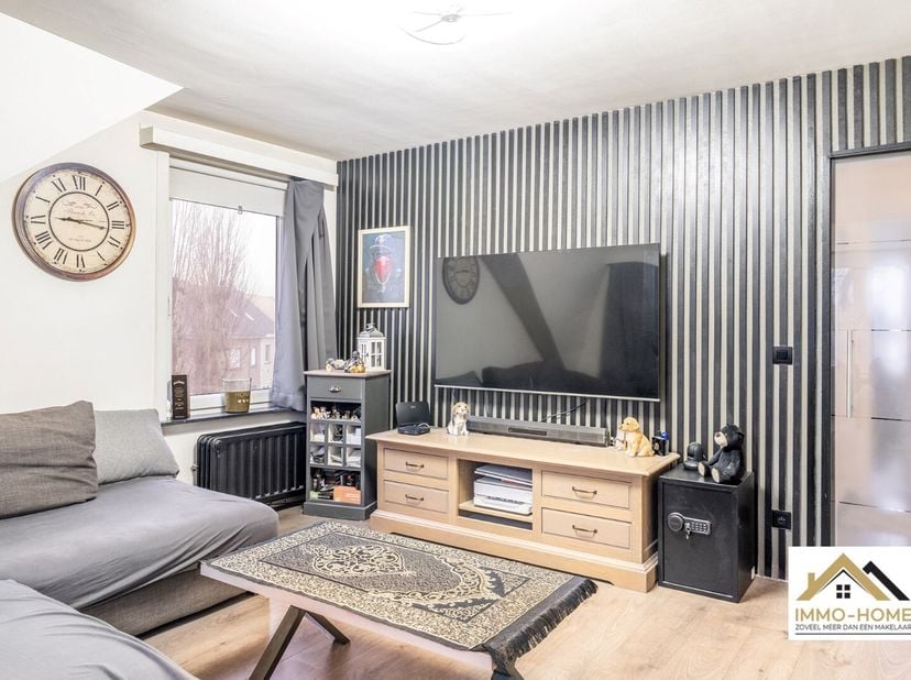 Dit grotendeels gerenoveerde appartement bevindt zich op de bovenste verdieping van het gebouw. Je bereikt het via de mooie gemeenschappelijke traphal