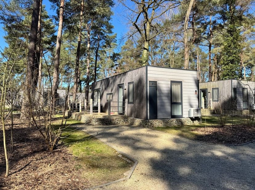 Bent u op zoek naar een slimme en zorgeloze investering? Ontdek deze twee moderne vakantiewoning op EuroParcs Hoge Kempen, gelegen in het prachtige Zu