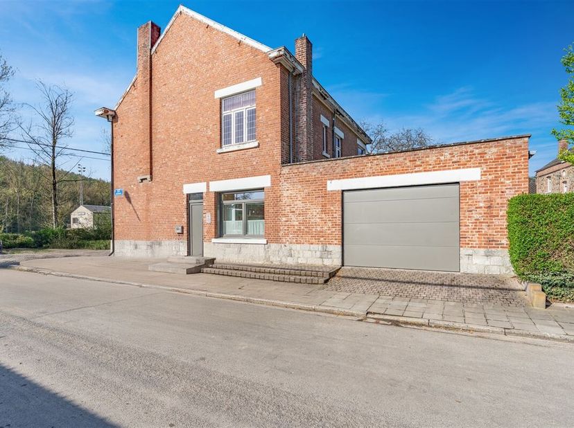 OPTION ! Située dans une rue paisible du village de Jemelle, commune de Rochefort, cette maison 4 façades à rénover séduit par ses beaux volumes et so