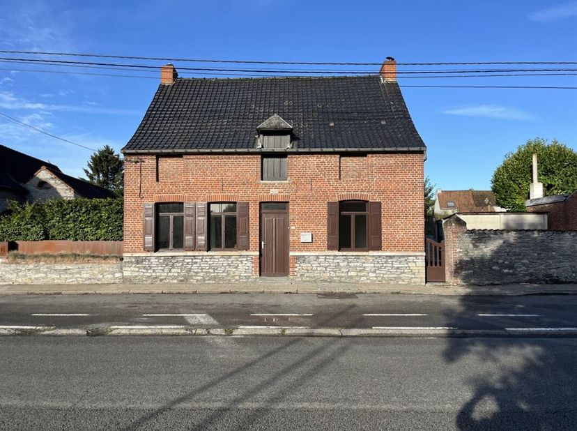Bonne maison d&#039;habitation proche de toutes commodités dans le village de Bruyelle.&lt;br /&gt;
Le bien offrant une superficie habitable de +/- 120m² compren