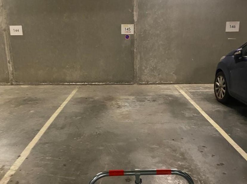 Choix de 15 places de parking, avec support de stationnement, dans un parking souterrain, situé sous la Résidence Les Sables, à deux pas de la gare de