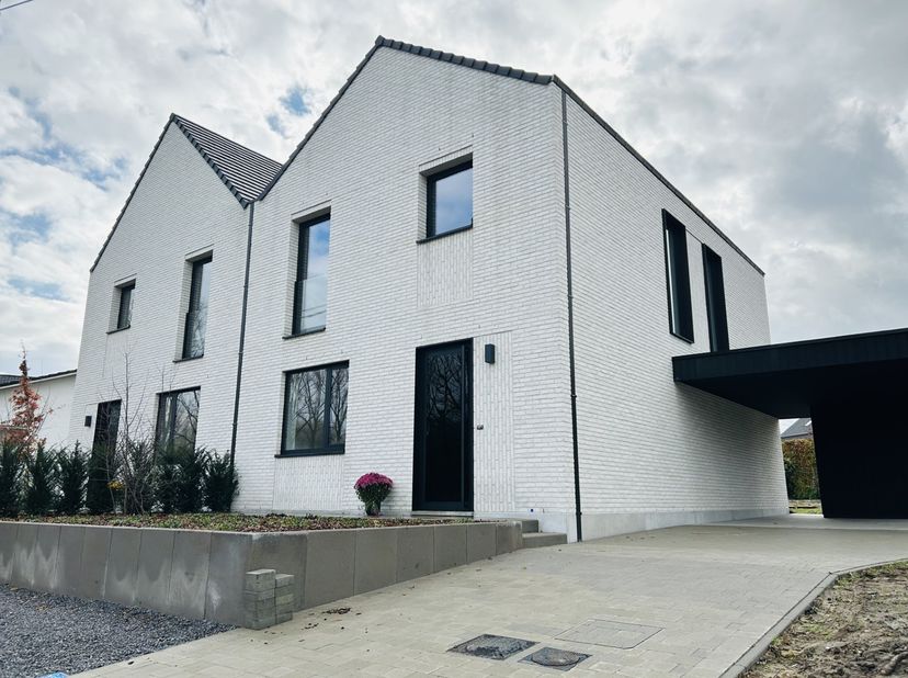 Twee hoogwaardig afgewerkte nieuwbouwwoningen vooraan in de Broekstaat, instapklaar, t.e.m. schilderwerken en verlichting, met elk een bruto oppervlak