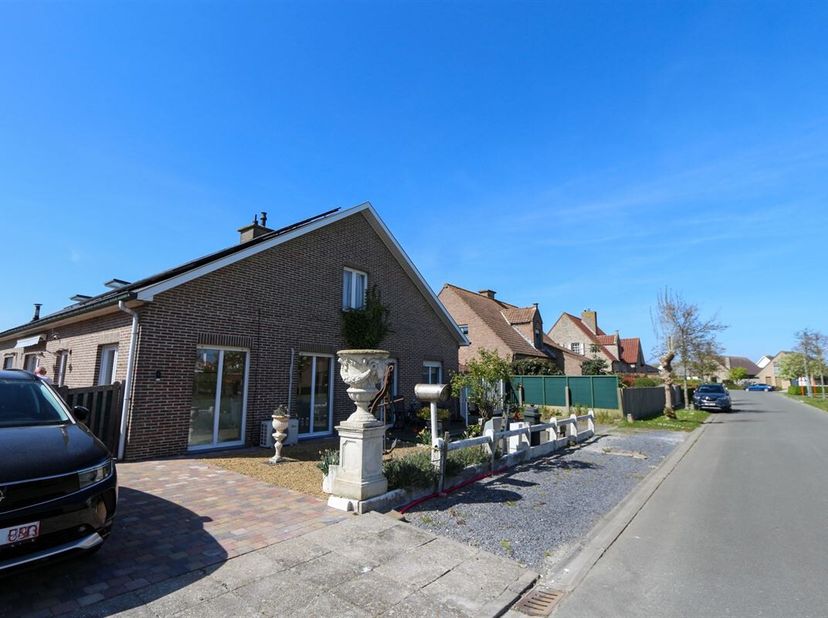 Instapklare, Energiezuinige moderne HOB op TOPLOCATIE  Deze recent vernieuwde halfopen bebouwing (HOB) biedt alles wat u nodig heeft voor zorgeloos wo