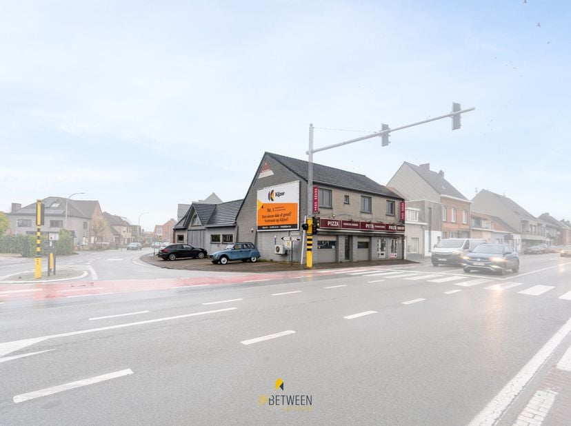 Dit handelspand met woonst is uitstekend gelegen op een drukke invalsweg naar het centrum van Deinze.&lt;br /&gt;
 &lt;br /&gt;
Belangrijke troeven:&lt;br /&gt;
&lt;br /&gt;