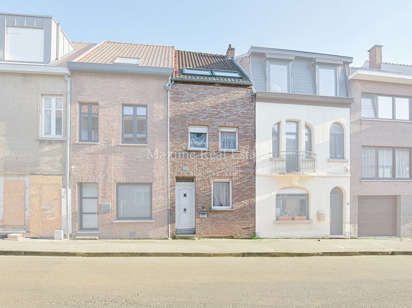 Maxime Real Estate stelt u deze charmante, te renoveren rij-woning in het centrum van Stokkel voor.&lt;br /&gt;
Deze is gelegen in een rustige straat, nabij