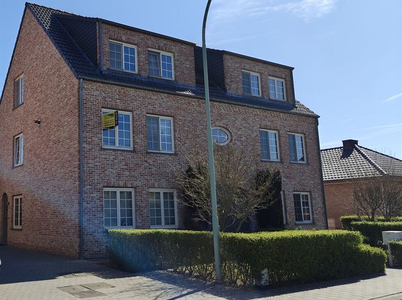 Rustig gelegen duplexappartement met luxe afwerking, vlakbij het centrum van Heist op den Berg, met winkels, scholen en openbaar vervoer in de nabije