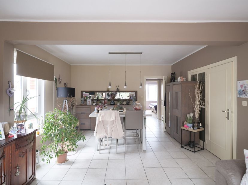 In het hart van Wetteren, op de eerste verdieping van een kleinschalig gebouw, wacht dit appartement op zijn nieuwe eigenaar. De gunstige ligging zorg