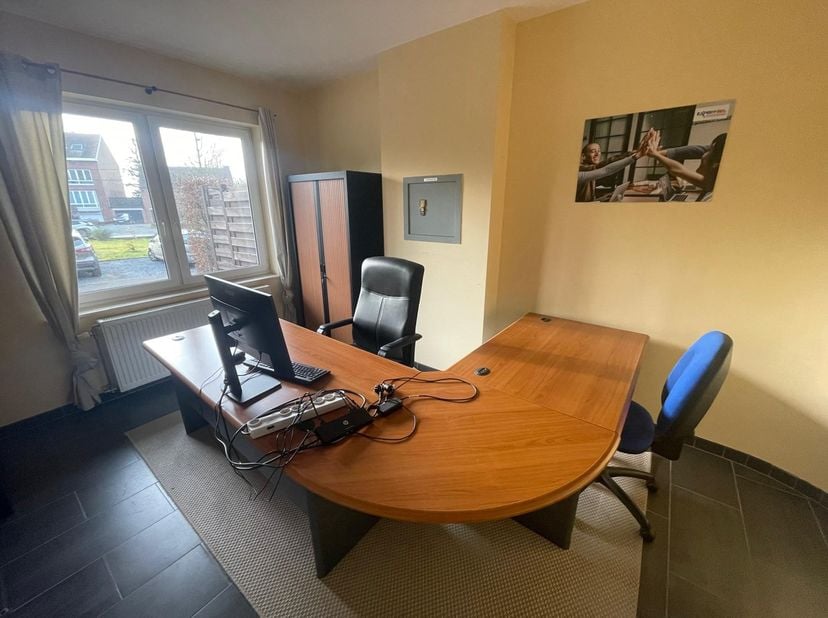 L&#039;essentiel immobilier vous présente ce bureau meublé à louer avec une place de parking. &lt;br /&gt;
&lt;br /&gt;
Idéalement situé à Binche, dans les bureaux d&#039;E