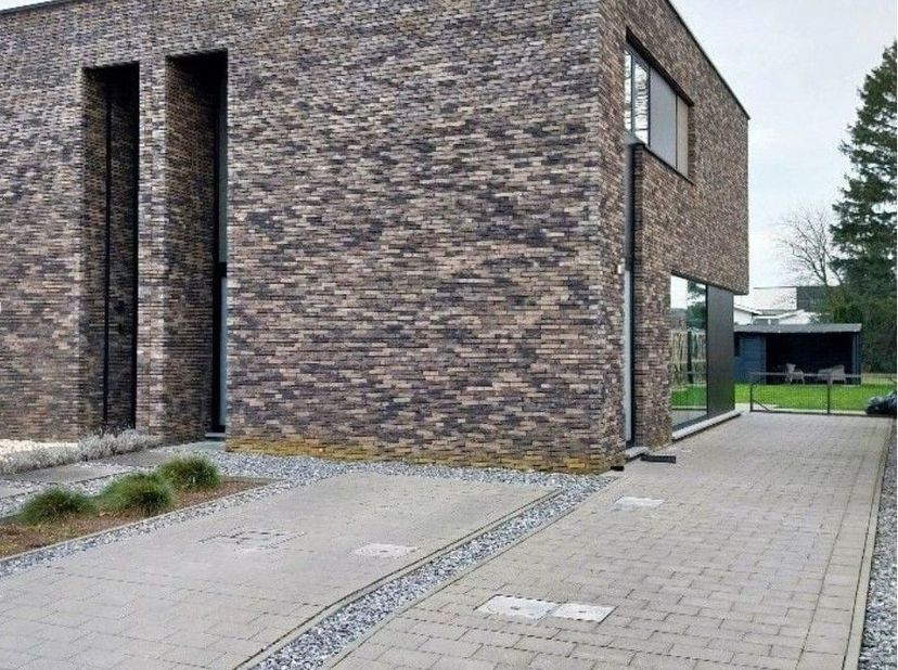 Cette maison moderne semi-ouverte, construite en 2018, est située dans un quartier calme à Paal. Elle est proposée meublée.&lt;br /&gt;
&lt;br /&gt;
En entrant, v