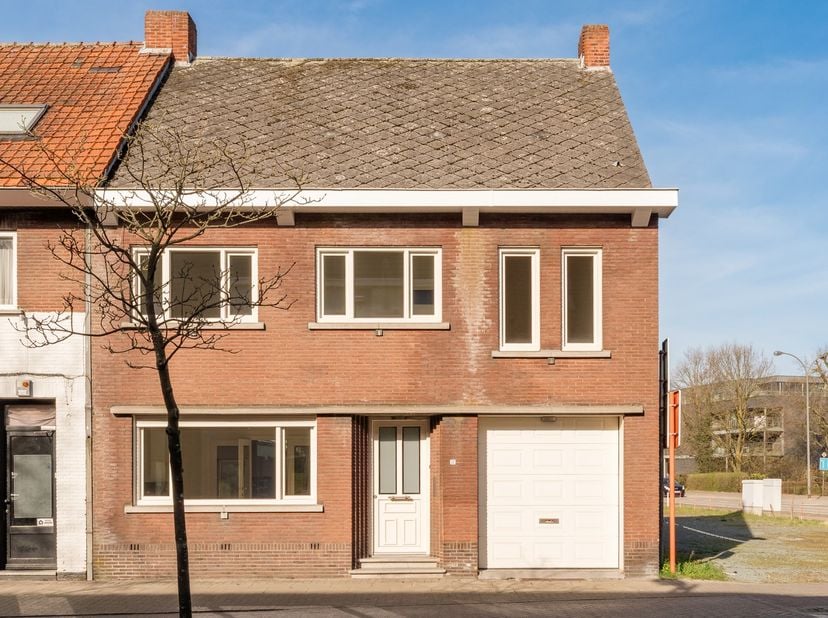 Mooie gerenoveerde rijwoning met 4 slaapkamers en privé tuintje gelegen midden in het centrum van Overpelt, vlakbij de winkels en openbaar vervoer en
